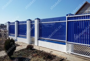 Фото забора из синего штакетника в Химках